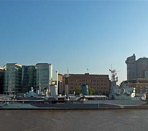 Londyn. HMS Belfast na tle London Bridge